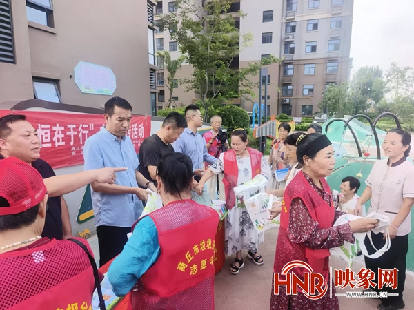 商丘市梁园区垃圾分类办公室开展“垃圾分类始于心 持之以恒在于行”宣传活动