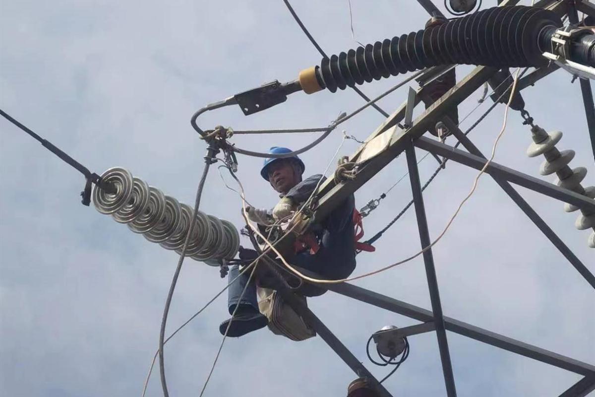 固始县供电公司：“传帮带”助力基层供电所无人机巡检人才培养