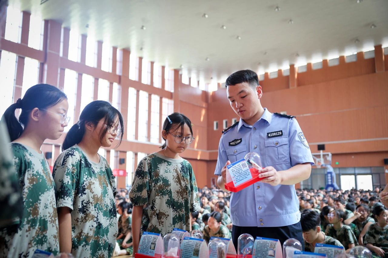 禁毒反诈宣传进校园 共筑无毒无诈防护墙