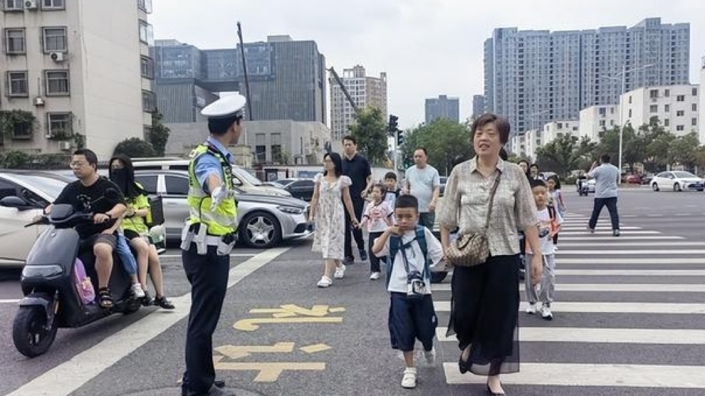 【在央广听河南】郑州中小学开学 护学岗 保障学生出行安全