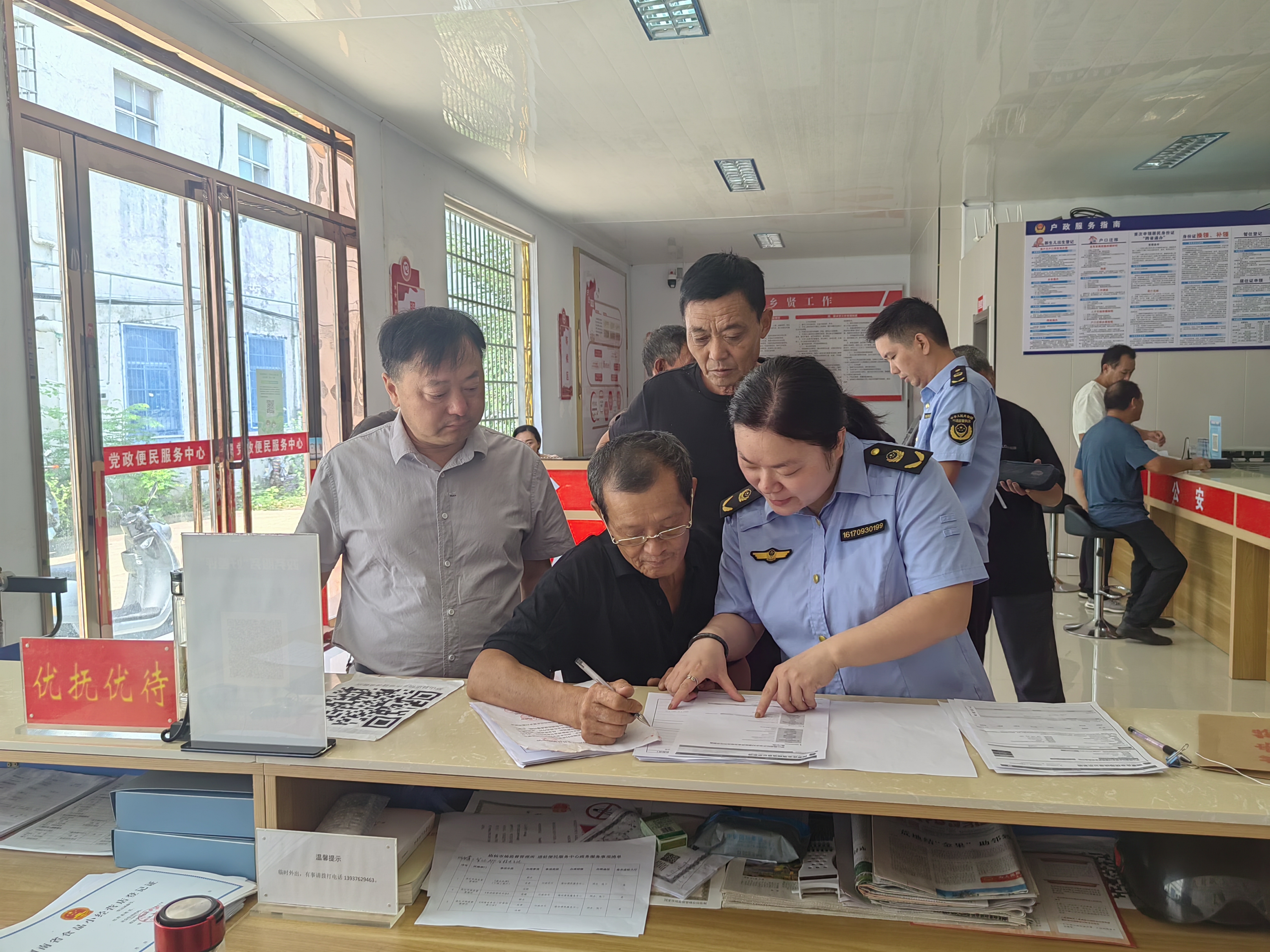 罗山县市场监管局：上门服务暖人心 高效办成一件事
