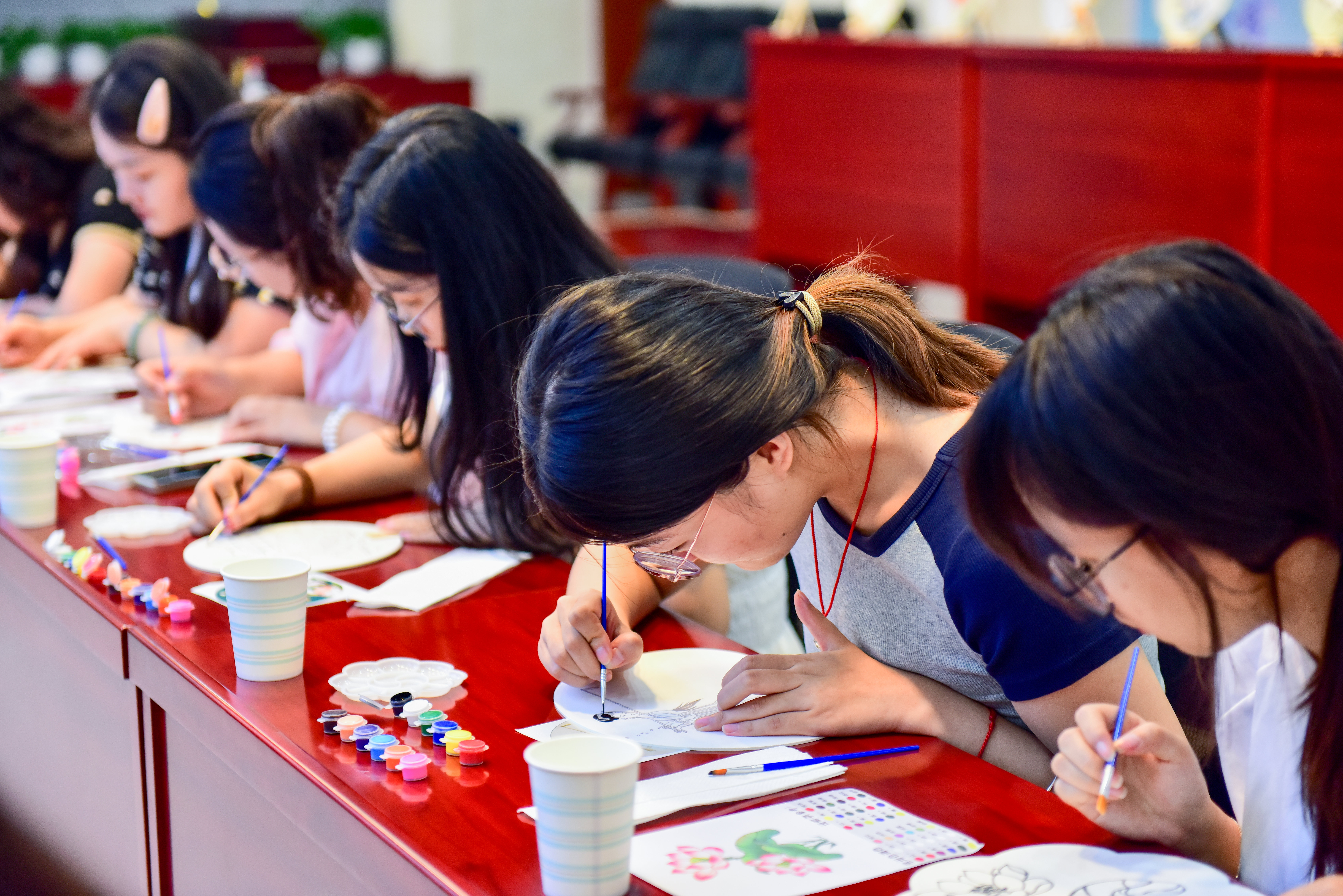 偃师供电公司举办团扇绘画活动