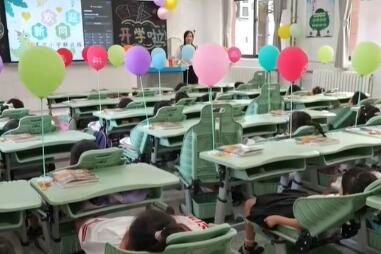 多地学校换上了可躺式课桌椅，秒变“午睡神器”