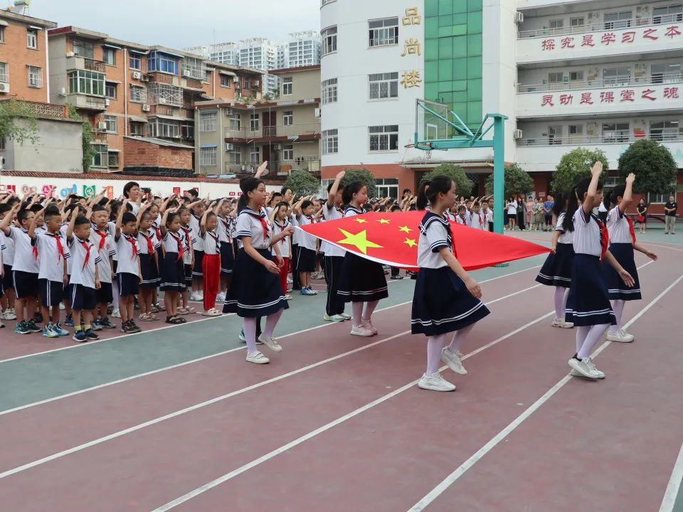 师生庄严升旗随着秋光的温柔洒落,南阳市第九小学的校园再次迎来了