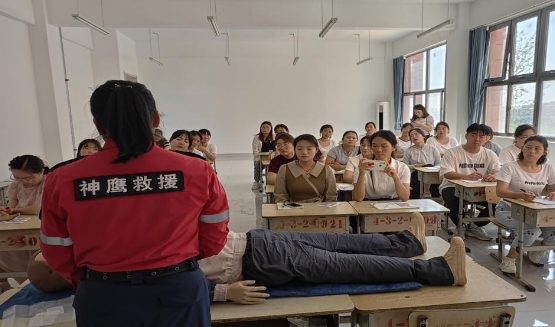 新郑慈善携手神鹰救援开展安全急救常识进校园活动