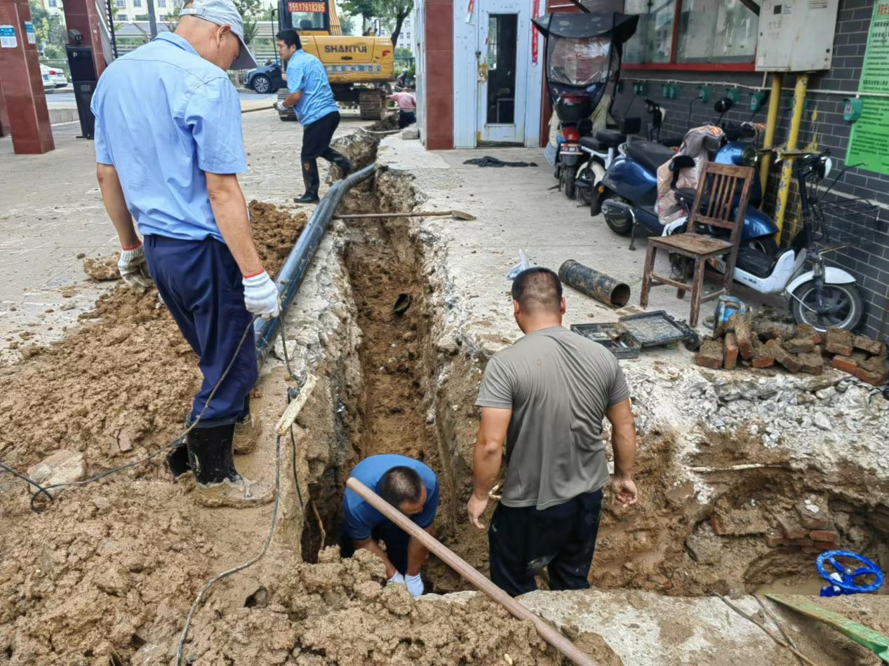 罗山县：快速修复破损管网  优化用水营商环境