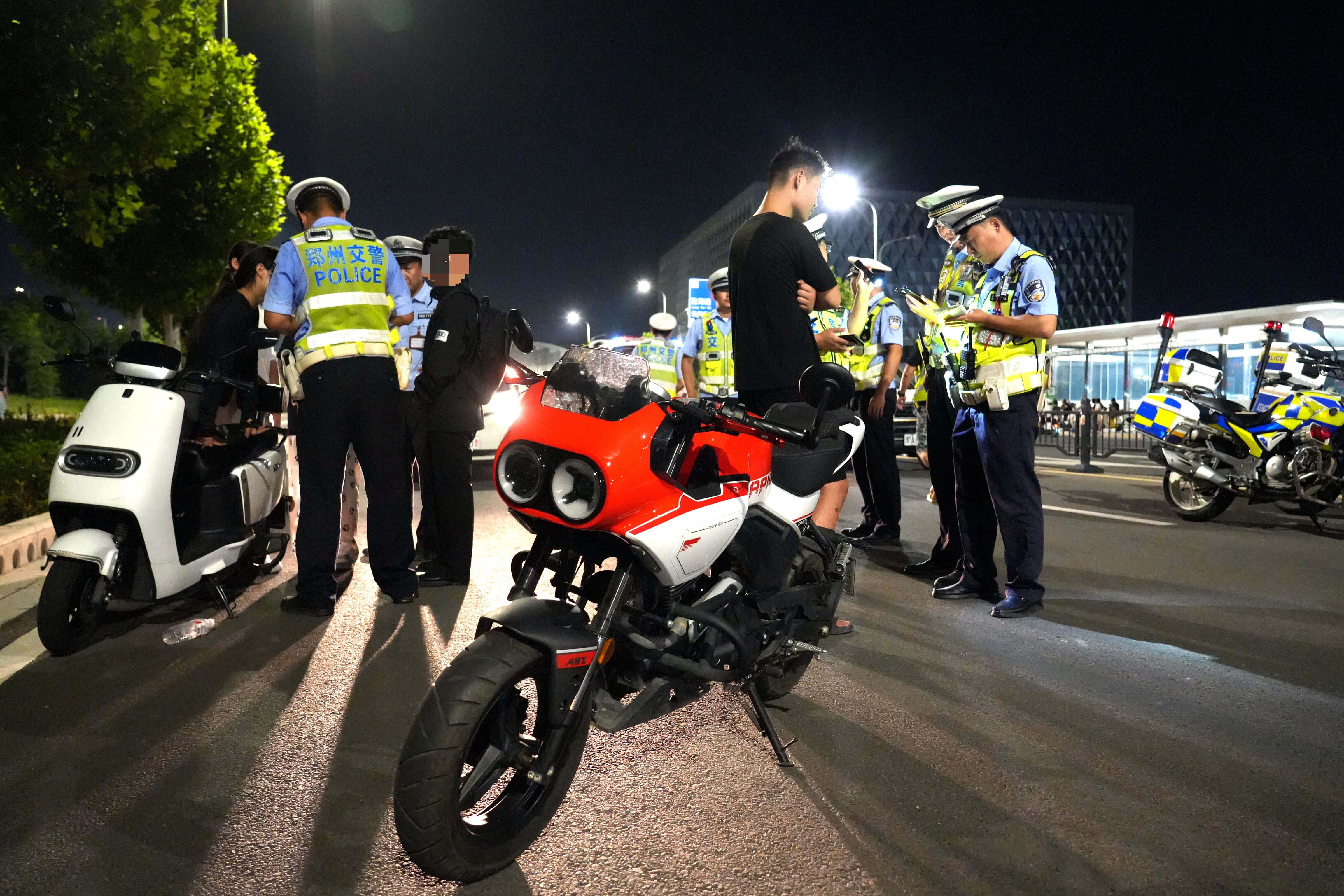 夏季以来,郑州警方结合我市"飙车炸街"违法犯罪特点,科学制定工作方案