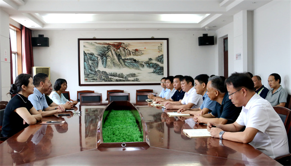 温情系教育  ——管城区教育局领导慰问郑州29中教师代表