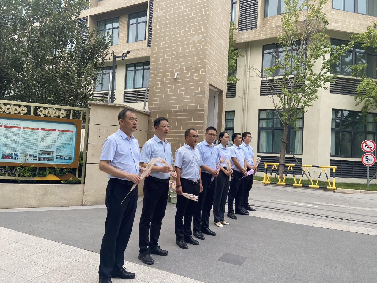 郑州市管城区紫荆中学开展庆祝第40个教师节赠花送祝福活动