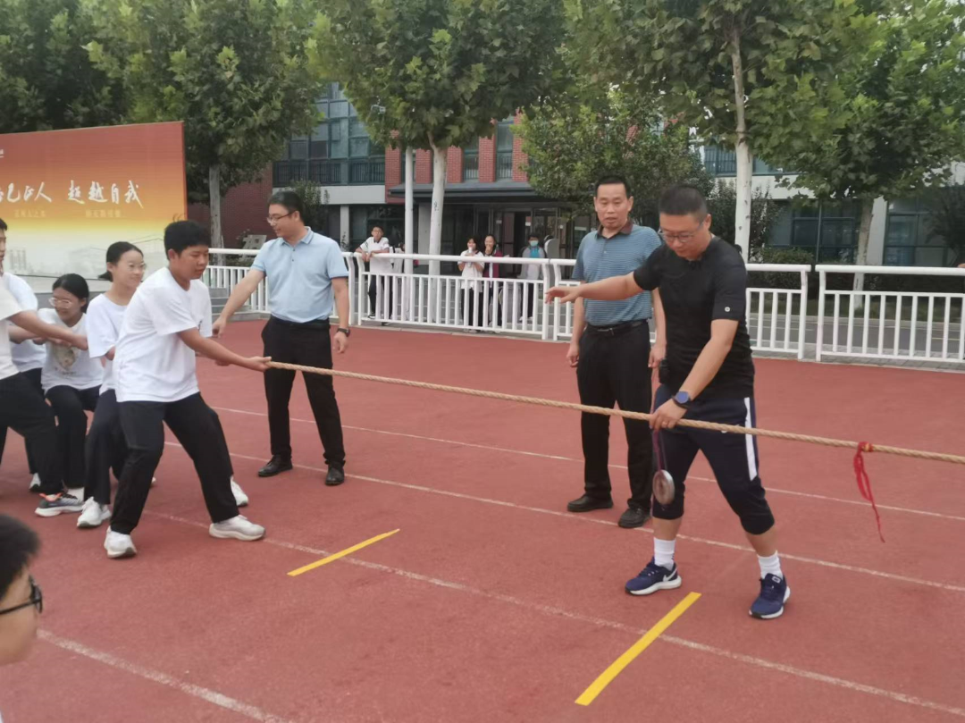 拔河竞技，力聚心齐——郑州中学八一校区七年级拔河比赛