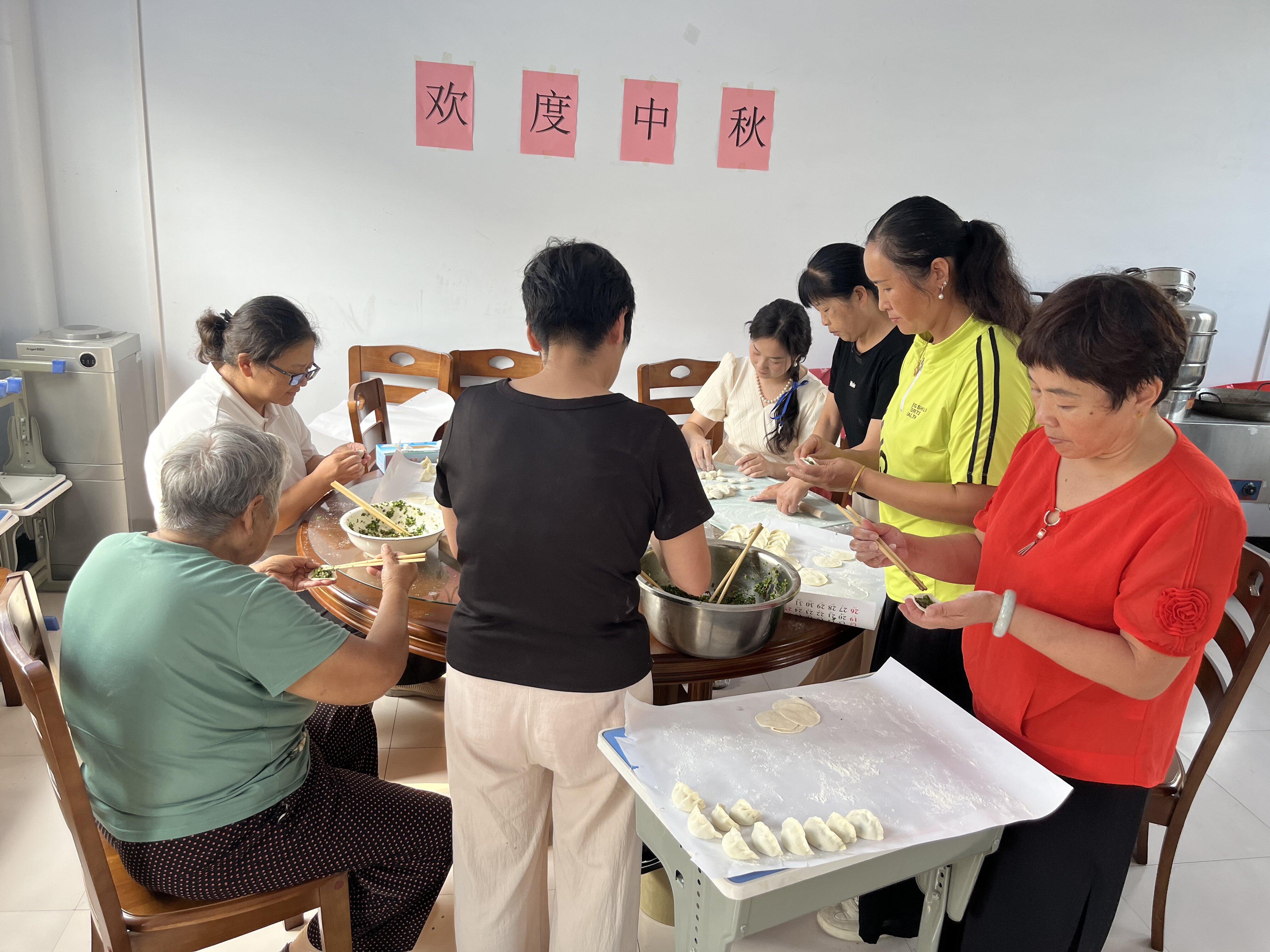 马村街道阳光社区开展“情系中秋节·共吃团圆饭”主题活动