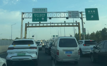 郑州西四环建设路南向北限高杆被撞！注意绕行