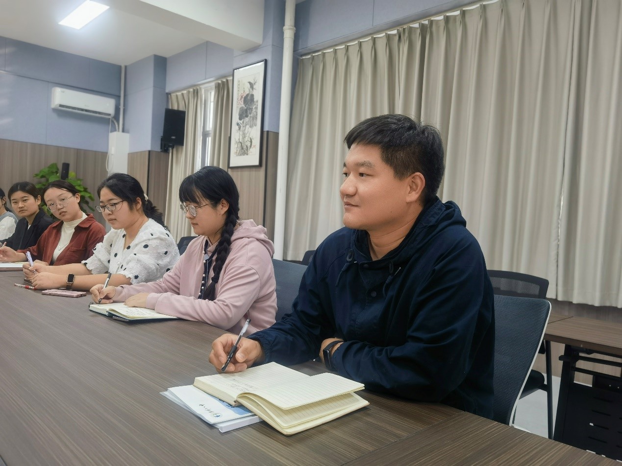 郑州八中新校区举行青年教师例会:凝"新"聚力 逐梦杏坛