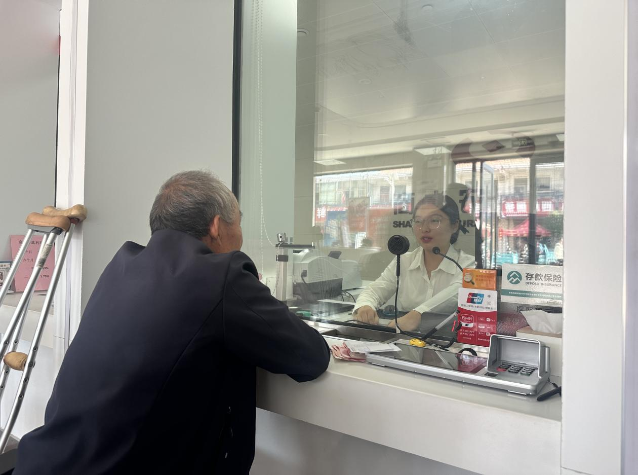 商水农商银行平店支行：温情守护 助力老人无忧办理