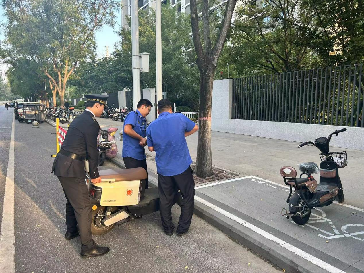 郑州高新区枫杨办事处：规范非机动车停放 营造有序市容环境