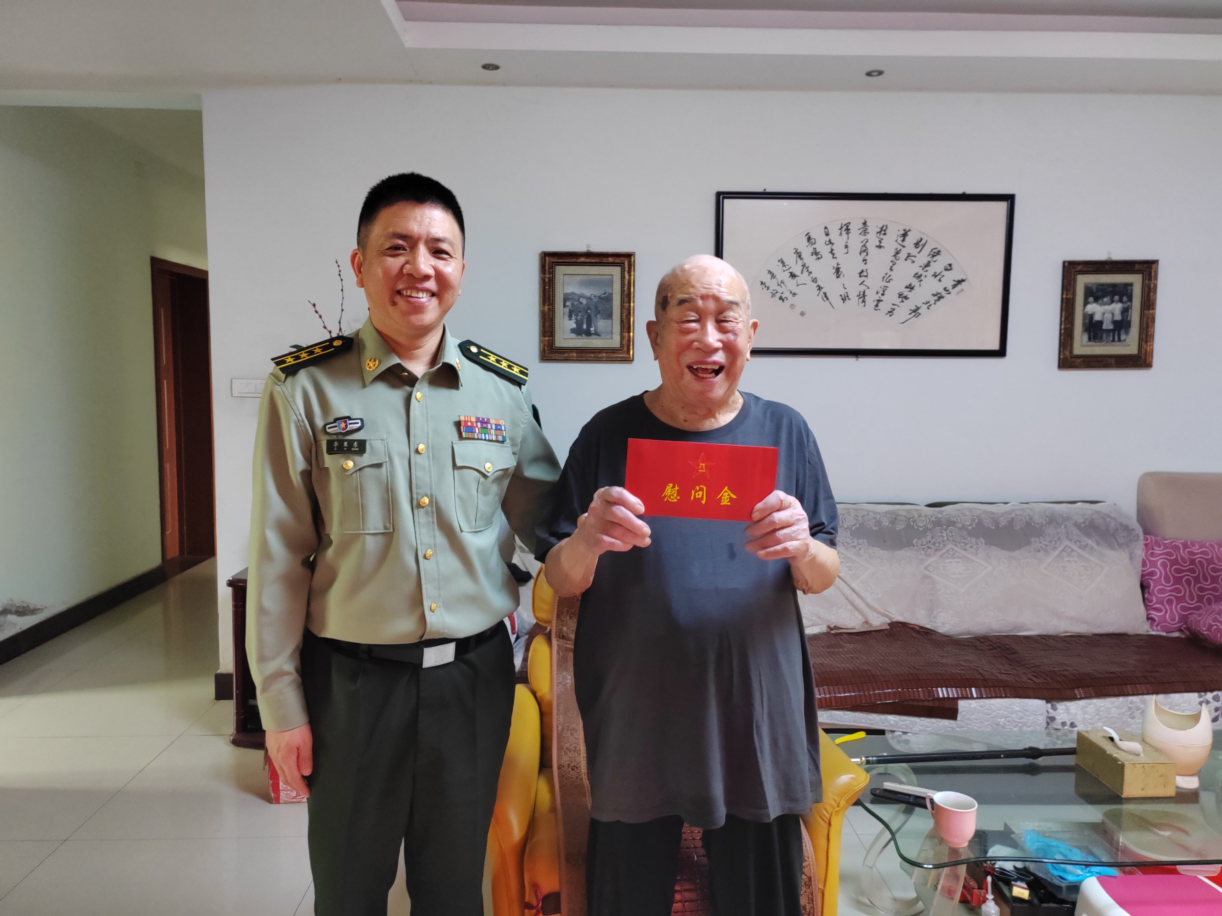 在国庆节来临之际,河南省军区郑州第三离职干部休养所领导走访慰问老