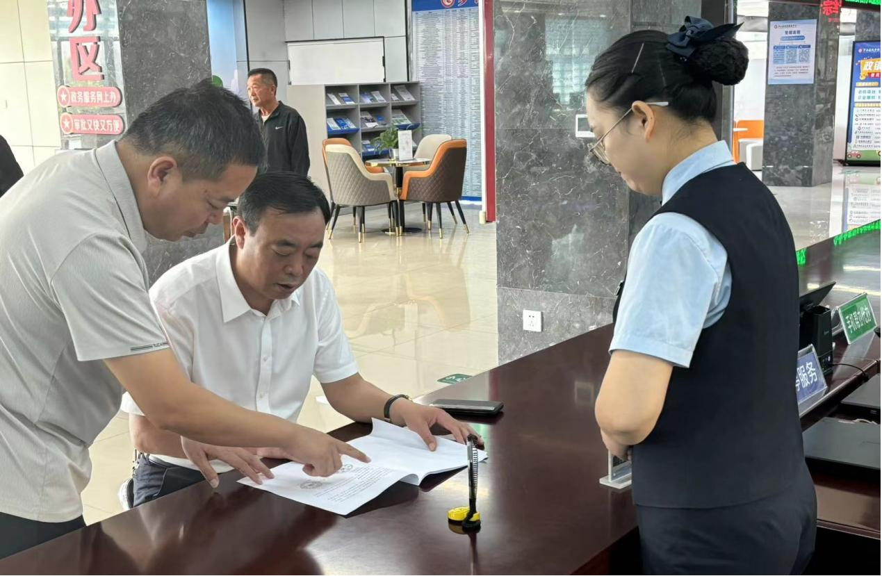 罗山县住建局开展“一把手走流程”活动： 急群众之所急、解群众之所难