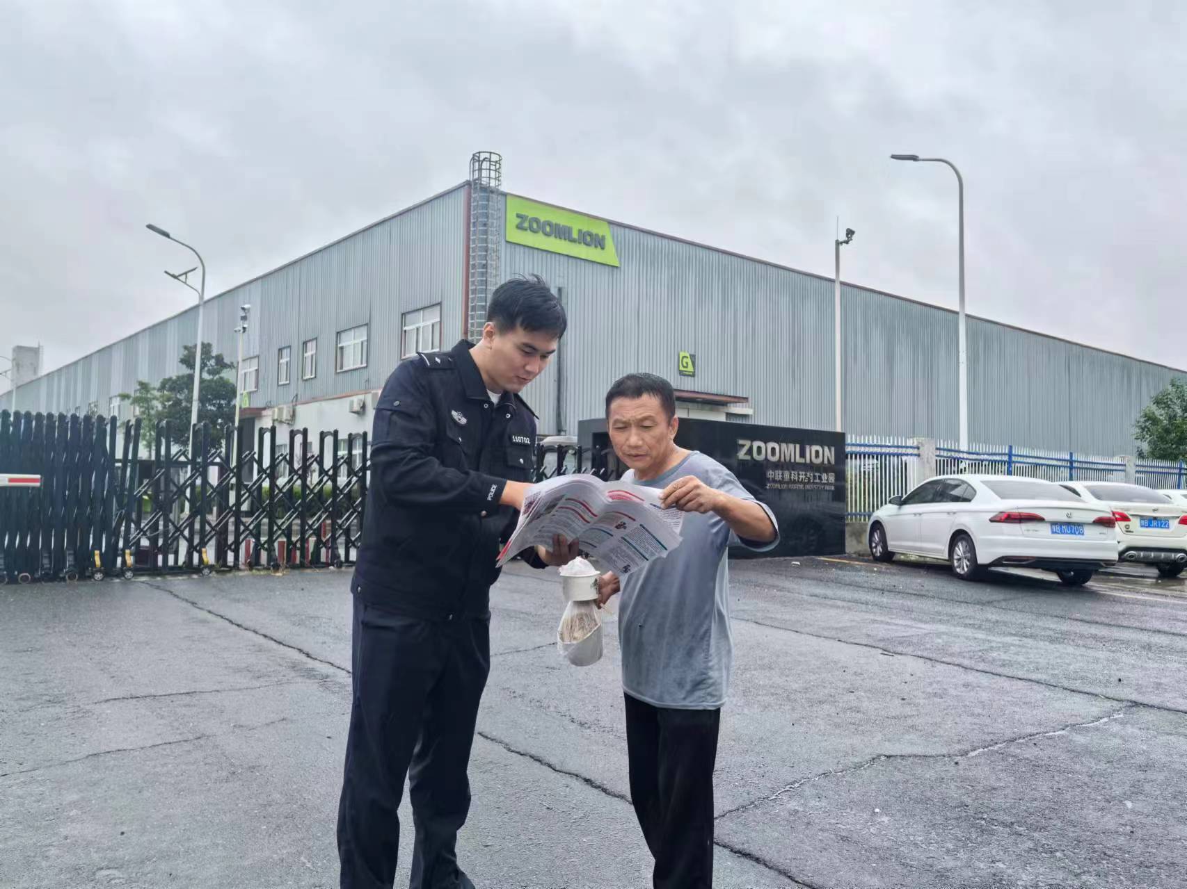 开封西湖派出所开展打击整治网络谣言进村居宣传活动