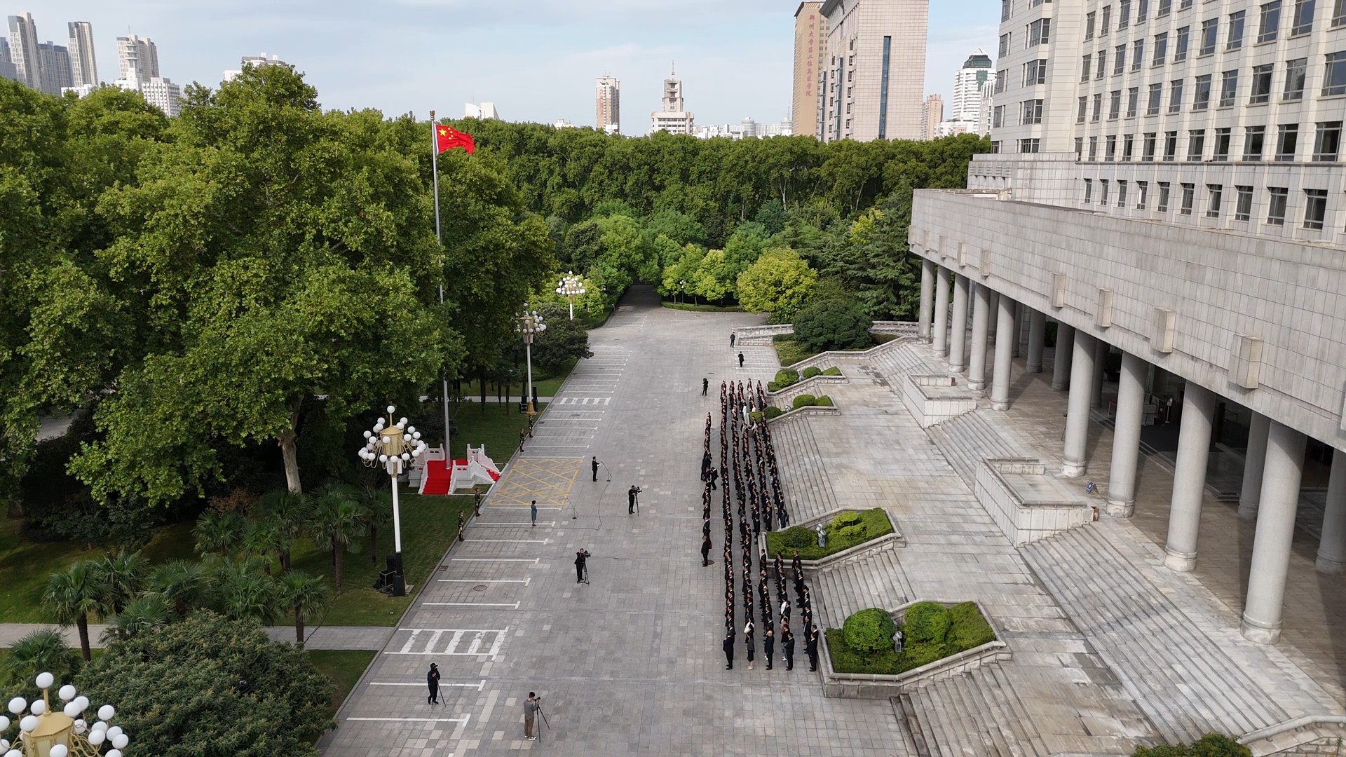 河南省举行庆祝中华人民共和国成立75周年升国旗仪式丨大象时政+V视