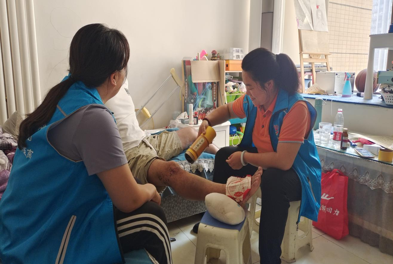 社区服务送上门 郑州高新区枫杨办事处万和社区开展艾灸服务