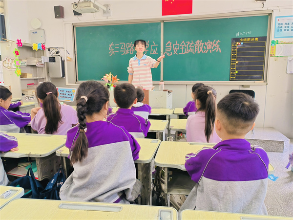 管城回族区东三马路小学开展应急安全疏散演练