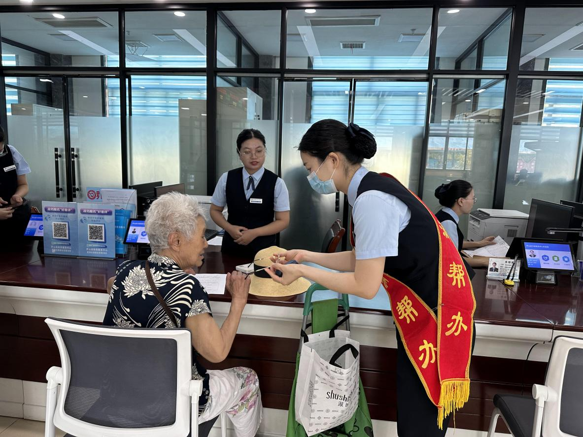 罗山县政务服务中心：岁岁重阳日 浓浓敬老情