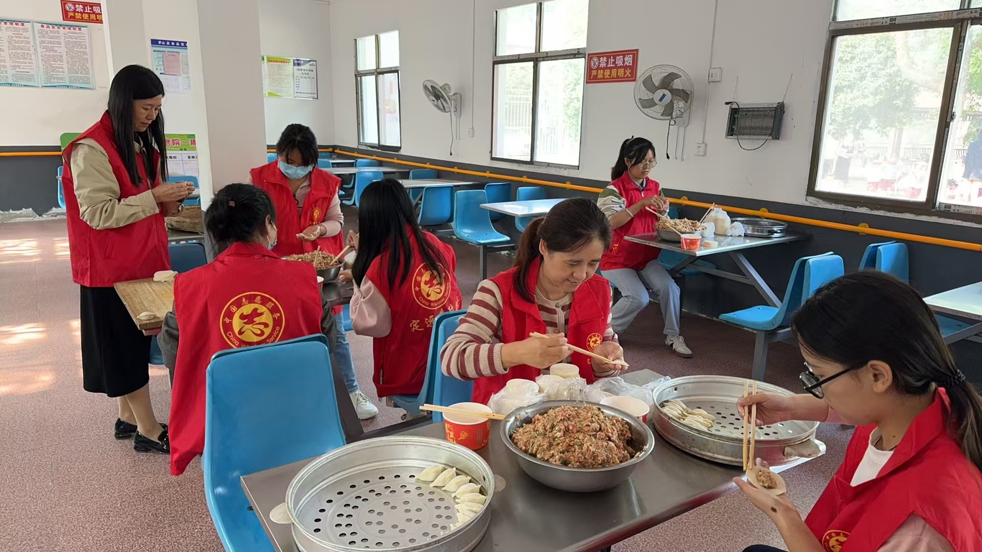 罗山县定远乡开展“欢度重阳 敬老爱老”饺子宴活动