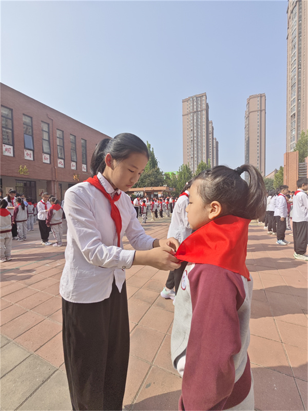 郑州市管城区春晓小学举行二年级第二批新队员入队仪式