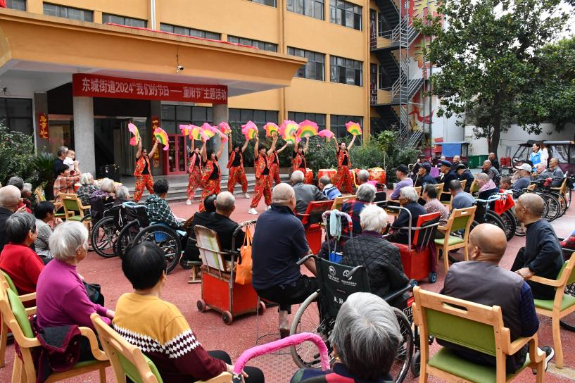 商水县东城街道：重阳佳节笑声扬