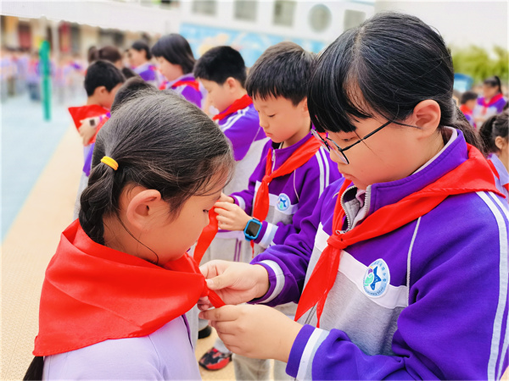郑州市管城回族区东三马路小学举行二年级第二批新队员入队仪式
