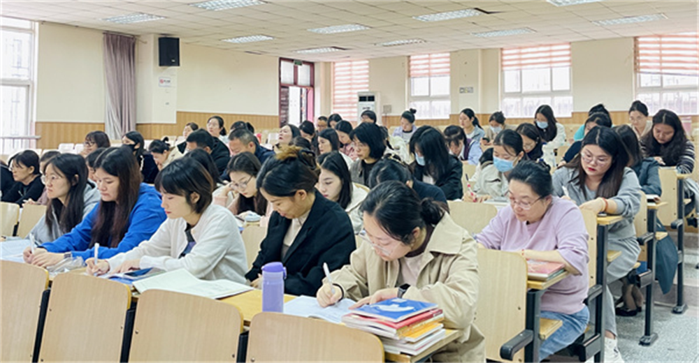 郑州市管城区五里堡小学举行新教材培训活动
