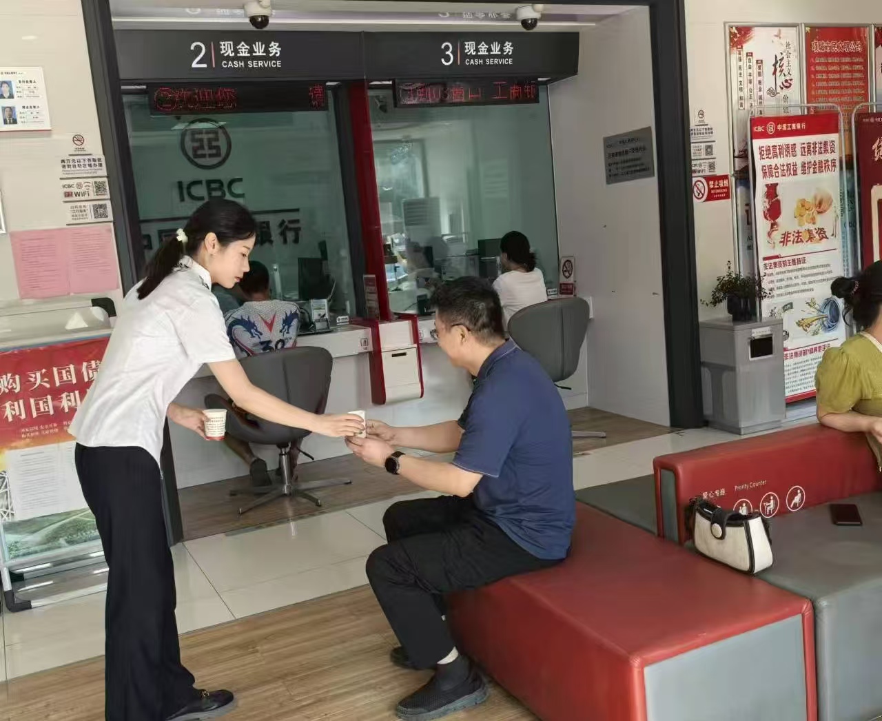 工行周口分行：真情一杯水 服务惠民生