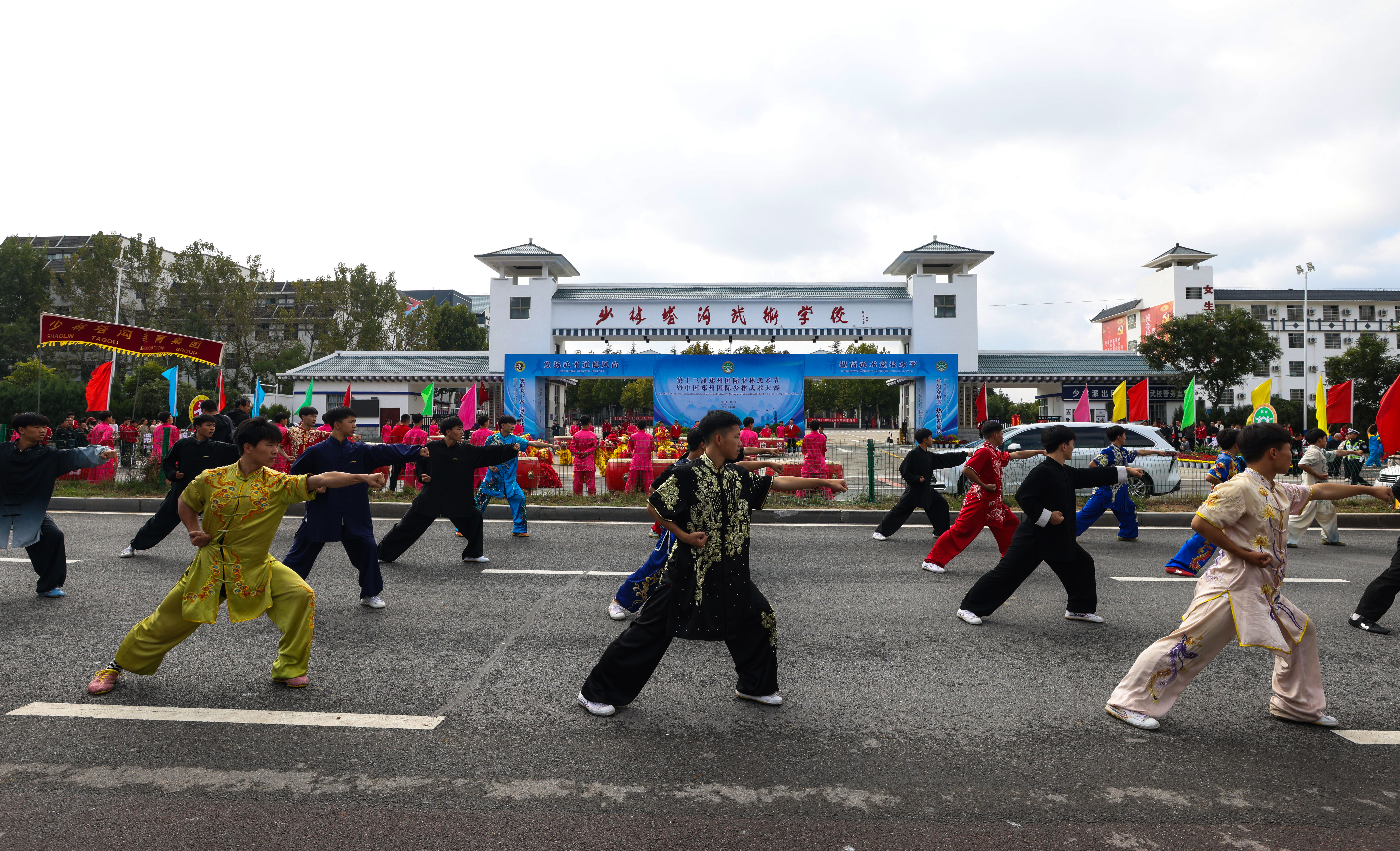 第十三届郑州国际少林武术节 塔沟武校万名学员书写崭新内涵
