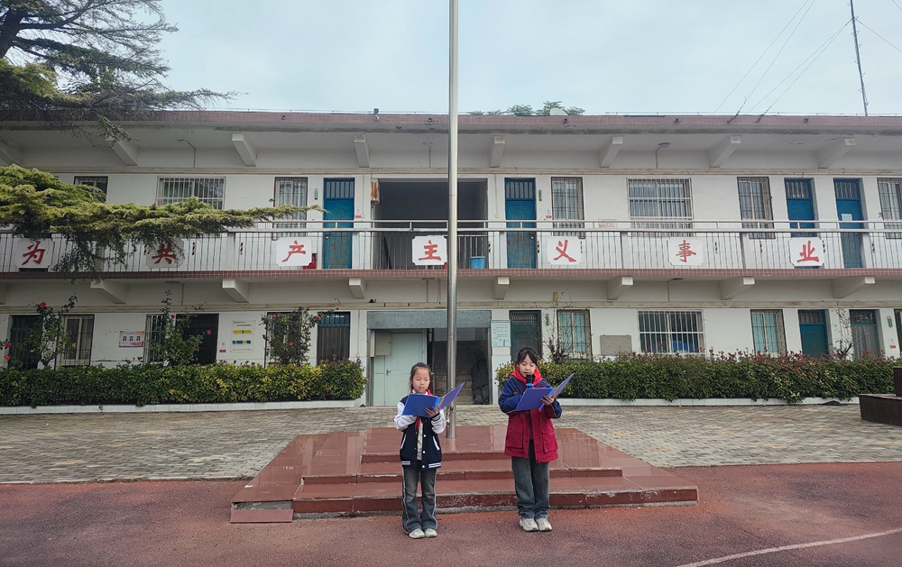 小李庄小学举行"共拒校园欺凌 共建阳光校园"主题升旗仪式