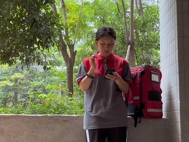 二本毕业女生成为保洁员 被弟弟质问！网友：脚踏实地的典范