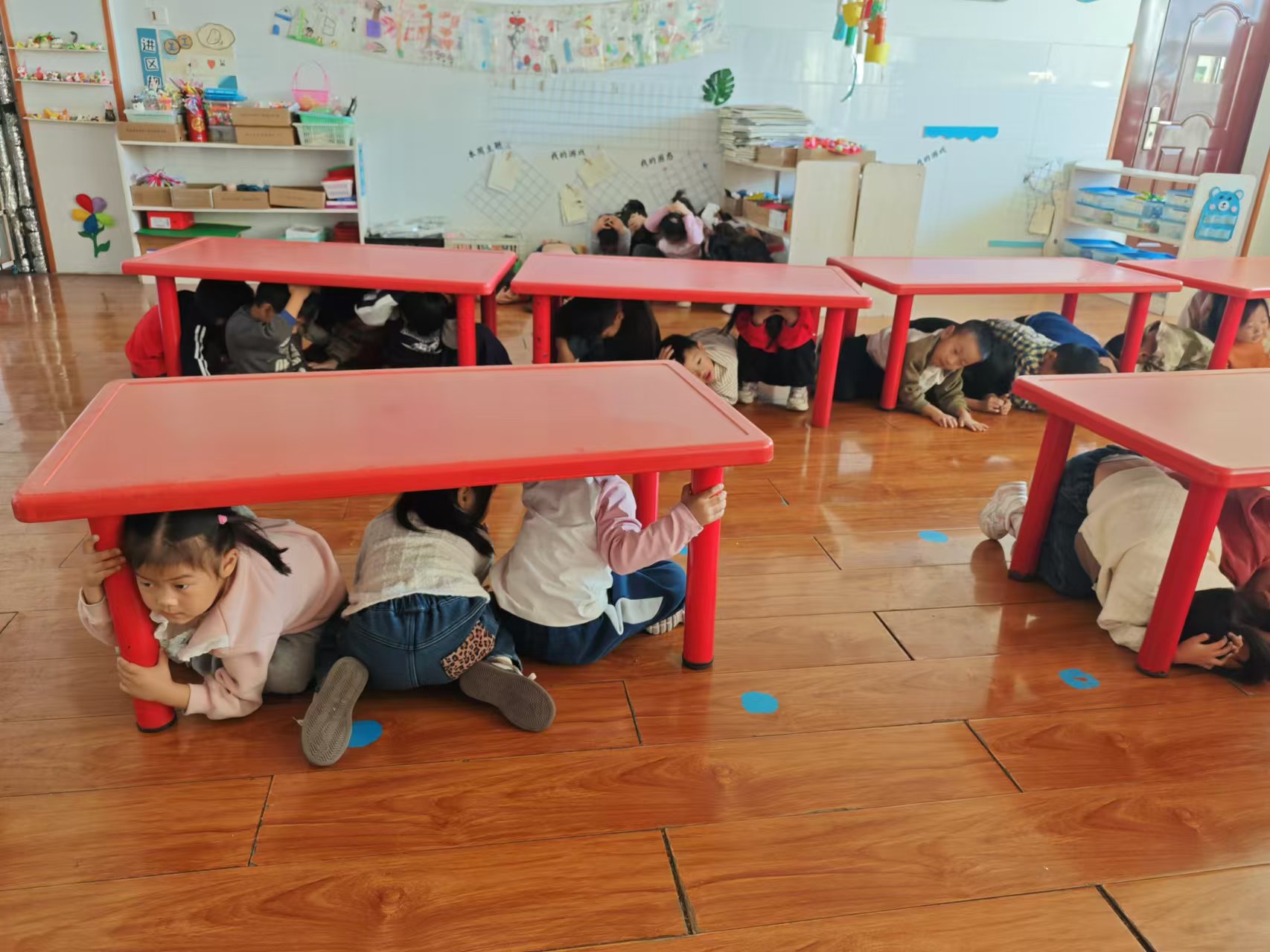 济源市沁园中心幼儿园开展防震疏散演练