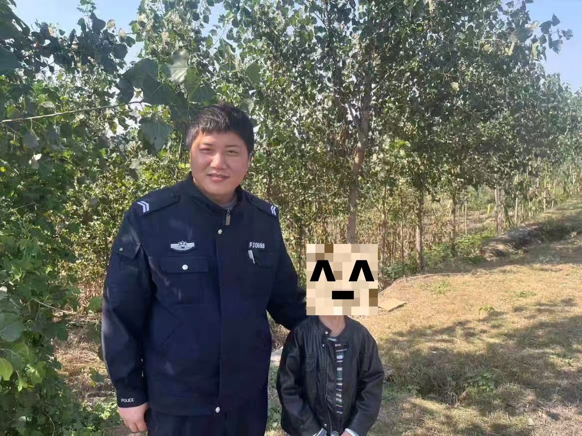 萌娃街头走失，民警及时救助让“爱”回家