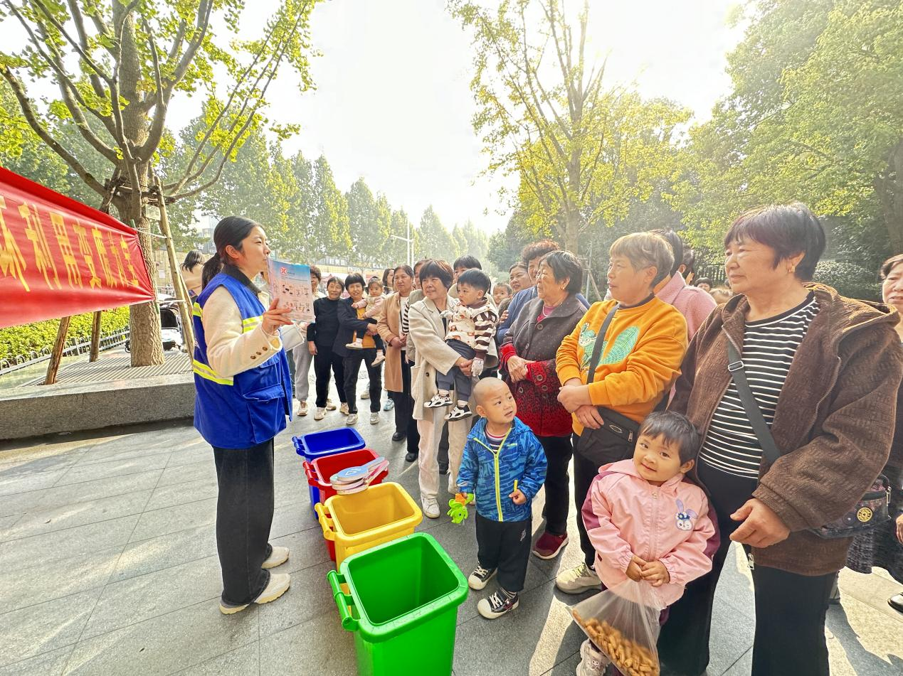 郑州高新区石佛办事处开展“共筑绿色宜居梦 垃圾分类在心中”宣传活动