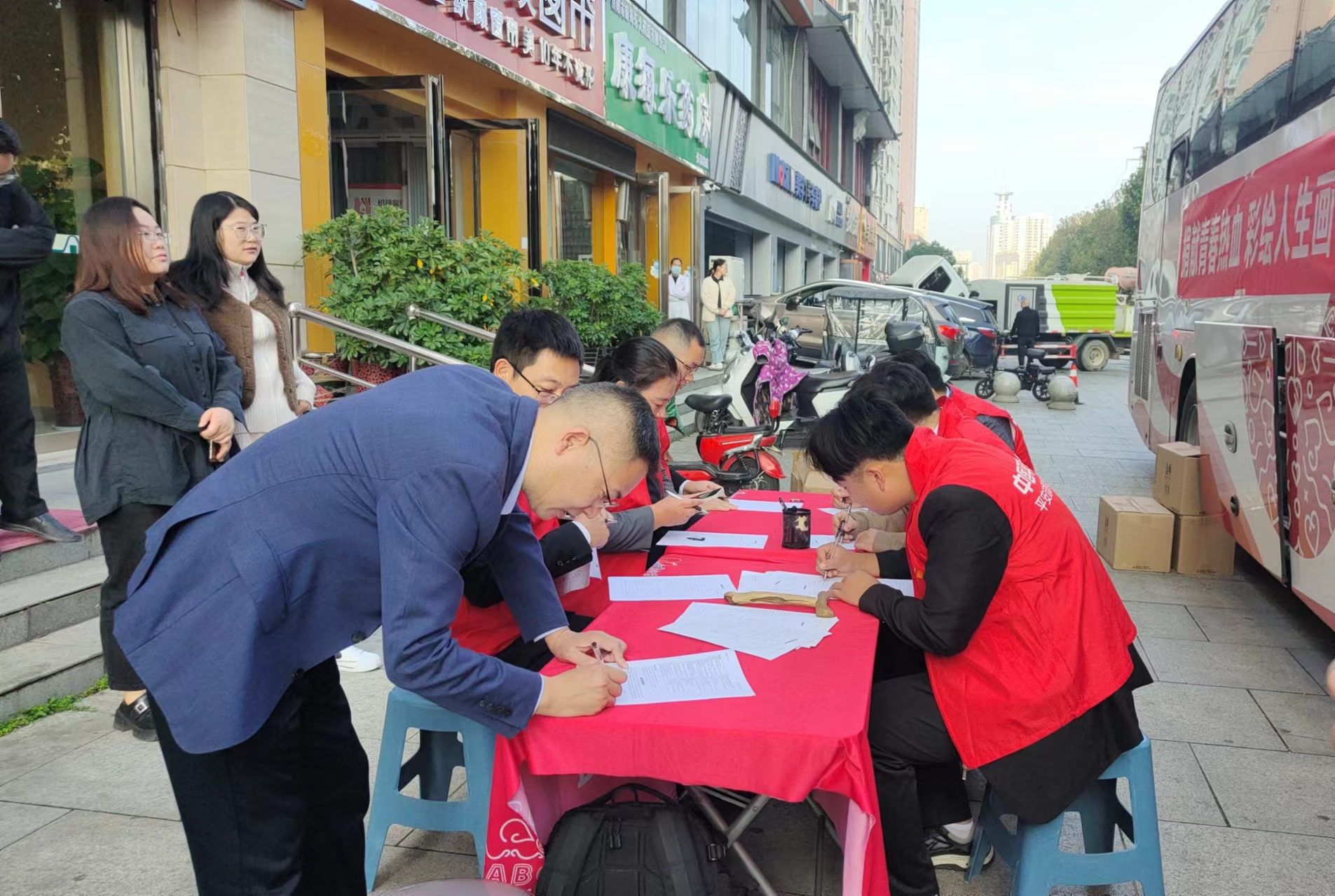 平安产险南阳中支组织开展无偿献血公益活动