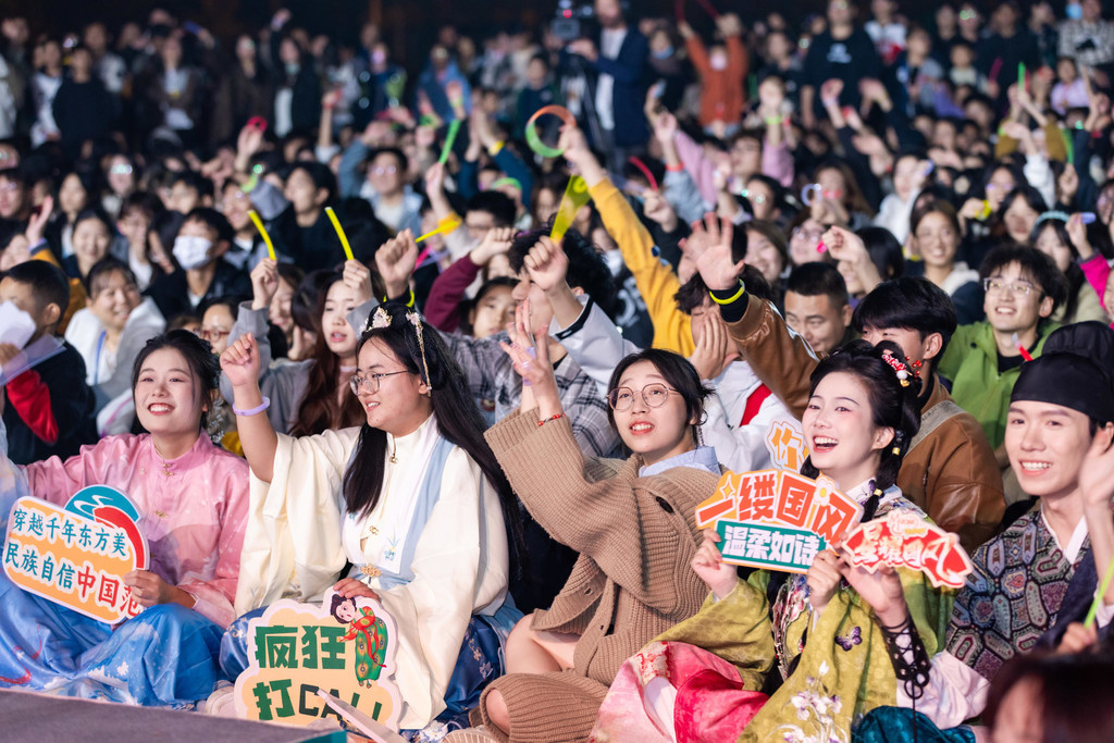 草坪音乐会尖叫不断!"七叔"惊喜现身郑州大学