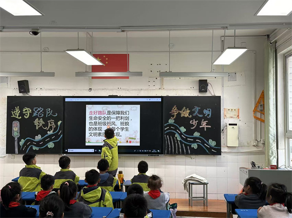 郑州市管城回族区五里堡小学：遵守路队秩序 争做文明少年