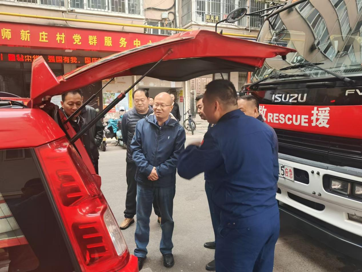 郑州高新区枫杨办事处走访慰问师新庄驻村消防员