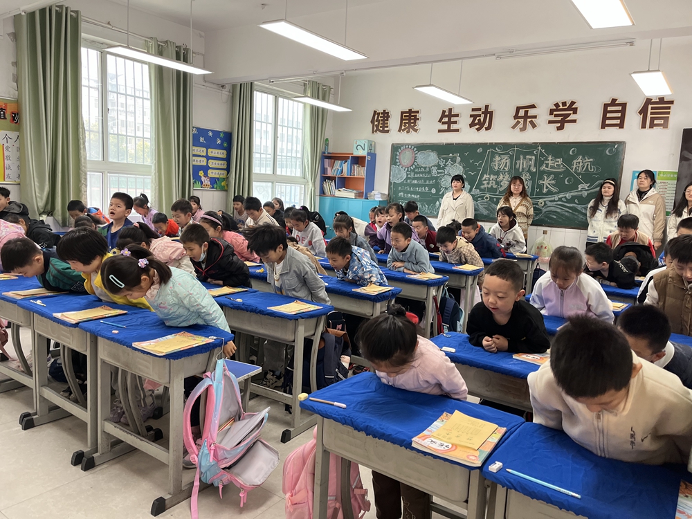"上课!""起立!""同学们好!""老师好!