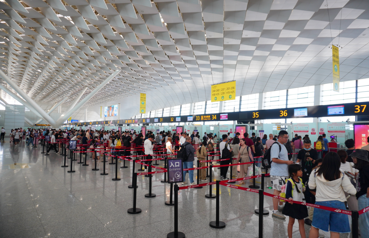 11月14日郑州机场雾中有序运行