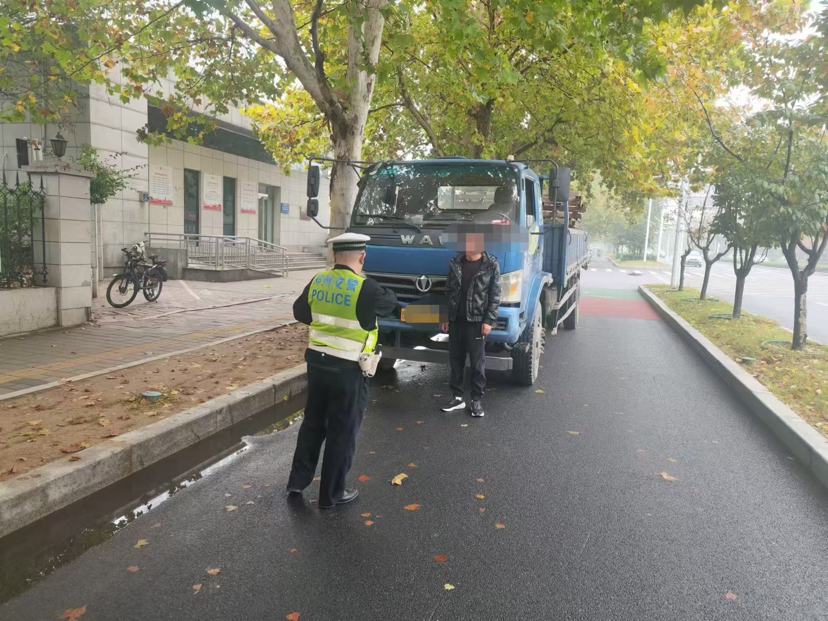 货车违法上高架，交警执法零容忍！