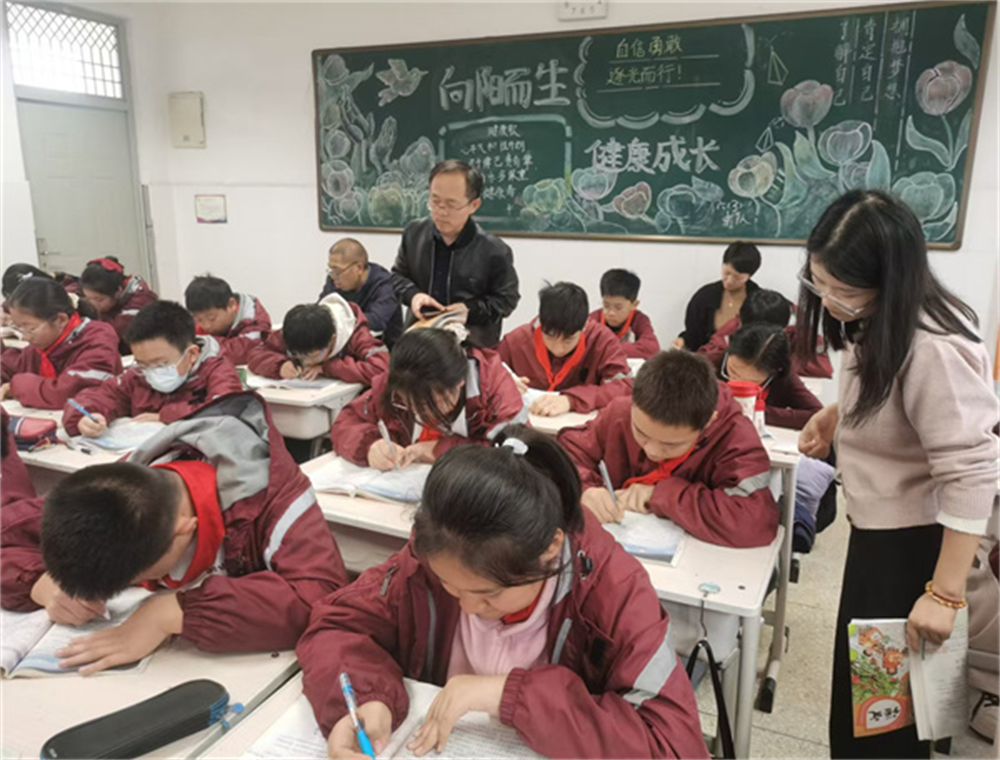 郑州市管城区十八里河中心校调研组到春晓小学开展听评课活动