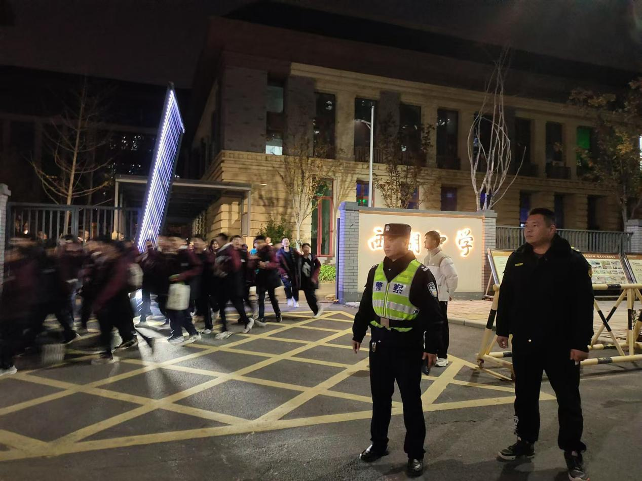 郑州高新区石佛办事处开展暖心护学行动