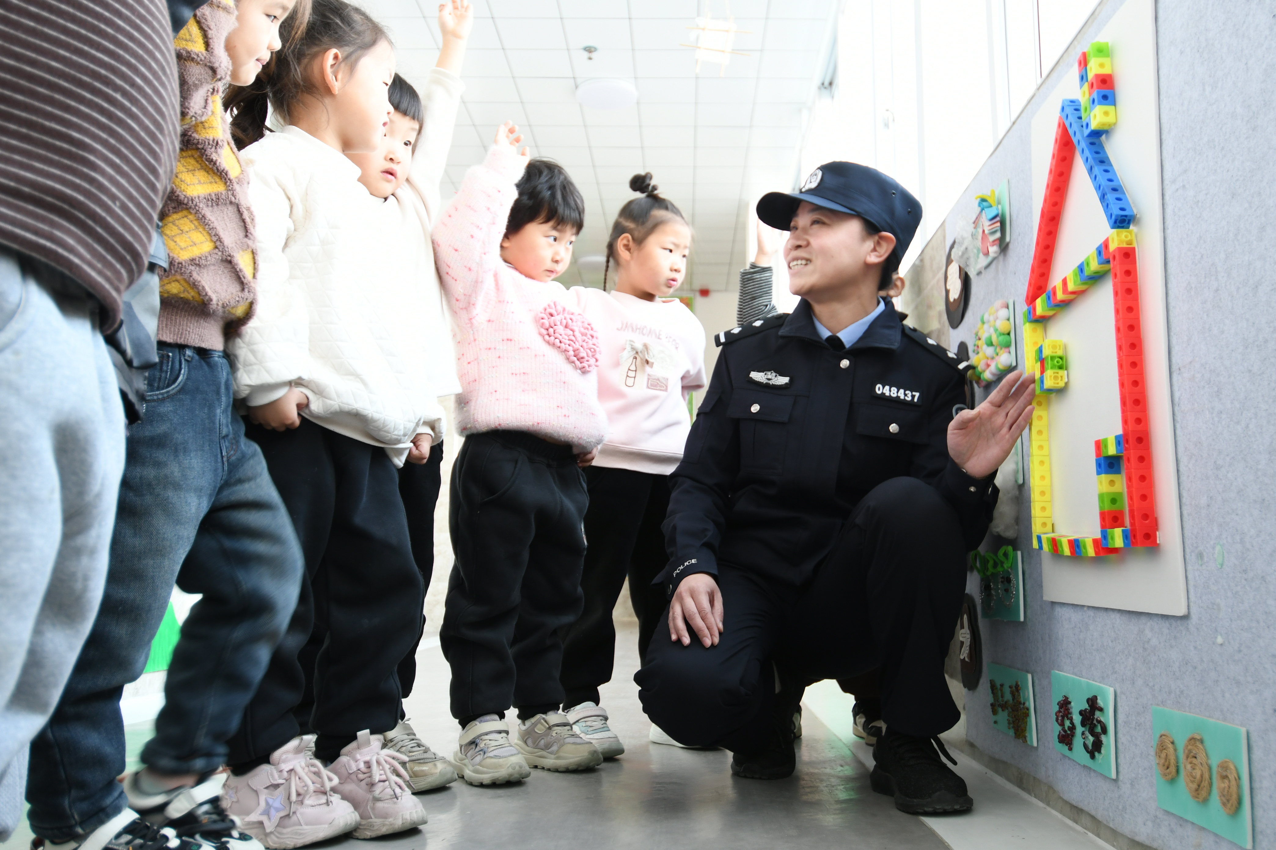 浚县公安走进辖区幼儿园为孩子送上冬日暖暖安全礼包
