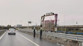 请避开！郑州市区这一路段的限高杆被撞！