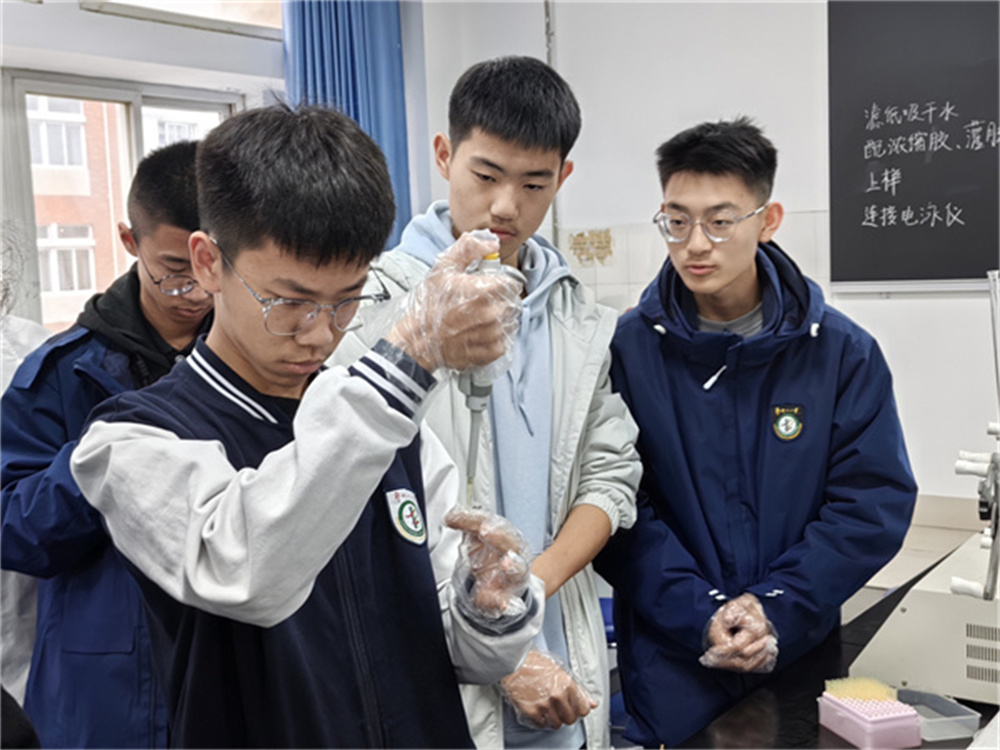 郑州11中学子走进郑州大学开展实践学习活动